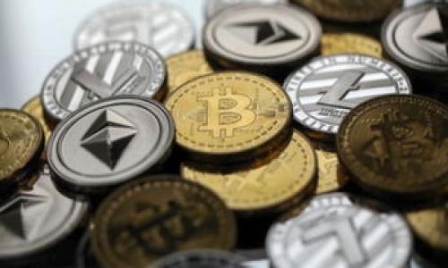 biao ti美国数字钱包法律案例分析：如何应对金融科技的未来挑战/biao ti

数字钱包, 法律案例, 金融科技, 美国法律/guanjianci

内容主体大纲：

1. 引言
   - 数字钱包的定义与发展
   - 美国数字钱包市场概况
   - 法律监管背景

2. 数字钱包的基本功能与应用
   - 支付功能
   - 资金转移与管理
   - 实际应用场景

3. 美国数字钱包法规的历史与演变
   - 早期立法背景
   - 主要法律法规介绍
   - 最近的发展动态

4. 主要数字钱包法律案例分析
   - 案例1：PayPal vs. 美国财政部
   - 案例2：Venmo用户隐私问题
   - 案例3：数字货币与消费者保护

5. 美国金融科技监管机构的角色
   - 主要监管机构介绍
   - 区块链技术的合规性
   - 对数字钱包的未来监管框架

6. 数字钱包的安全性与风险分析
   - 常见的安全风险
   - 保护用户隐私的最佳实践
   - 政策建议与改进措施

7. 未来展望与挑战
   - 数字钱包的市场趋势
   - 潜在的法律与技术挑战
   - 对传统金融行业的影响

8. 结论
   - 对数字钱包发展的总体看法
   - 对未来法律政策的期望

---

## 1. 引言

在数字经济迅速发展的今天，数字钱包已成为我们日常生活中不可或缺的一部分。数字钱包作为一种灵活、安全且便利的支付工具，广泛应用于在线购物、线下消费及个人资金管理等多个场景。在美国，数字钱包市场的快速崛起也伴随着一系列法律与法规的挑战与机遇。通过分析数字钱包的法律案例，可以深入理解金融科技的未来发展方向以及其所面临的法律困境。

本篇文章将深入探讨美国数字钱包的法律背景及其发展现状，分析相关法律案例，并提出未来的挑战与解决方案。

## 2. 数字钱包的基本功能与应用

### 支付功能

数字钱包的最重要的功能之一就是能进行快速便捷的支付。用户只需在安全的网络环境下，通过手机或其他智能设备，不必携带大量现金或信用卡，就能轻松完成交易。数字钱包如PayPal、Apple Pay和Google Pay等，已经在全球范围内实现了即时支付，从而改变了传统支付方式。

### 资金转移与管理

除了支付，数字钱包还具有转账和管理资金的功能。用户可以轻松进行个人与朋友之间的资金转移，许多应用程序还支持账单分摊、社交支付等功能，大大提升了用户体验。同时，数字钱包也支持资产管理，使得用户能更有效地控制自己的财务。

### 实际应用场景

数字钱包不仅被广泛用于电子商务，还拓展至各个行业。例如，餐饮业中的移动支付、在线旅游平台的票务预订等都日益依赖数字钱包。此外，随着电子商务的不断发展，数字钱包的应用场景将日益丰富。

## 3. 美国数字钱包法规的历史与演变

### 早期立法背景

数字钱包的兴起始于互联网技术的快速发展，而随之而来的便是对其法律监管的必要性。早在2000年代初，美国的金融科技行业便开始吸引关注，相关法规的制定逐渐成为重要议题。然而，因技术的发展速度远超监管的形成速度，许多早期法规并未能与时俱进。

### 主要法律法规介绍

目前在美国，对数字钱包的监管主要依赖于一系列的法律，例如《银行保密法》、《电子转账法》（EFTA）及其它消费者保护法规。这些法规虽然为数字钱包的运营提供了一定的法律框架，但仍存在许多不完善和争议之处。

### 最近的发展动态

近年来，美国政府对数字钱包的监管逐渐升级，尤其是在数据安全和用户隐私方面。美国财政部和食品药品监督管理局等机构均开始参与对数字钱包的评估与监管，以确保其符合国家安全标准。

## 4. 主要数字钱包法律案例分析

### 案例1：PayPal vs. 美国财政部

PayPal与美国财政部的争议主要集中于支付流程的合规性，以及对反洗钱法规 (AML) 的遵守。财政部认为，PayPal在某些交易中未能满足必要的报告要求，而PayPal则仲裁表示其已在采取措施以进一步完善合规流程。

### 案例2：Venmo用户隐私问题

Venmo是一款流行的社交支付应用，但其默认设置使得用户交易记录在公共平台上可见，引发了用户隐私的担忧。此次事件使得监管机构开始广泛关注数字钱包的隐私保护机制，推动其进行整改以符合消费者隐私法规。

### 案例3：数字货币与消费者保护

随着数字货币的兴起，许多用户开始依赖数字钱包进行虚拟货币交易。美国证券交易委员会（SEC）对数字货币的监管提出了新的要求，强调消费者在数字货币交易中的权利。此次事件进一步确立了数字钱包在面对数字资产时的法律定位。

## 5. 美国金融科技监管机构的角色

### 主要监管机构介绍

美国金融科技的监管主要依赖于多个机构，如美国证券交易委员会(SEC)、金融犯罪执法网络(FinCEN)和消费者金融保护局(CFPB)。这些机构各司其职，共同维护金融市场的稳定与消费者的合法权益。

### 区块链技术的合规性

随着区块链技术的广泛采用，监管机构也开始重视其合规性问题。区块链的去中心化特性对现有的监管框架提出了挑战，监管机构必须寻找有效的手段以保证其透明性与合法性。

### 对数字钱包的未来监管框架

未来数字钱包的监管框架将是一个动态的过程。随着技术的快速发展，监管机构需要不断更新法规，以适应新的市场需求和技术进步。可能的措施包括加强数据安全要求、改进消费者权益保护机制等。

## 6. 数字钱包的安全性与风险分析

### 常见的安全风险

尽管数字钱包以其便捷性受到广泛欢迎，但其安全性问题近来也引发了广泛关注。数字钱包容易成为黑客攻击的目标，诸如数据泄露、账户被盗等问题频频出现。用户在使用数字钱包时务必要提高警惕，保护个人信息不被非法获取。

### 保护用户隐私的最佳实践

为了保护用户隐私，数字钱包提供商需要采取一系列最佳实践，例如双重身份验证、数据加密等技术手段。同时，应增强用户的安全意识，定期提醒用户更新安全措施，以确保其资金与信息安全。

### 政策建议与改进措施

针对数字钱包的安全风险，政策制定者可以制定更加严格的数据保护法律，加强对数字钱包提供商的审查。同时，鼓励金融科技公司加强自律，通过建立透明的安全标准与消费者保护机制，提升整体市场的信任度。

## 7. 未来展望与挑战

### 数字钱包的市场趋势

随着技术的持续进步，尤其是人工智能与区块链技术的发展，数字钱包的功能将不断升级，用户体验将得到进一步提升。未来，数字钱包可能会与其他金融工具更深层次地融合，实现更加智能化的支付体验。

### 潜在的法律与技术挑战

尽管数字钱包前景广阔，但仍面临诸多挑战。例如，如何在确保用户隐私与数据安全的同时满足监管要求，将是未来法律法规的重要考量。此外，技术上的不确定性也可能导致用户和市场对数字钱包的信心下降。

### 对传统金融行业的影响

数字钱包的崛起无疑对传统金融行业造成了冲击。银行及金融机构需认真研究数字钱包带来的新机遇和新挑战，考虑如何与数字钱包服务互补和竞争，以保持市场领先地位。

## 8. 结论

总体而言，数字钱包作为金融科技的重要组成部分，其发展给我们带来了便利的同时也带来了法律与监管层面的挑战。面对不断变化的技术环境和用户需求，立法者和监管机构需积极适应，为数字钱包的安全和可持续发展提供一个健康的法律环境。未来，我们期待数字钱包技术能够继续创新，为更多用户提供高效、安全的金融服务。

--- 

### 相关问题

1. 数字钱包与传统支付方式有何区别？
2. 在美国，数字钱包用户应如何保护自身隐私？
3. 数字钱包在监管中的主要挑战是什么？
4. 当前最受欢迎的数字钱包有哪些，它们的优势和不足？
5. 从法律的角度看，美国对数字钱包的监管是否过于宽松？
6. 数字货币的崛起如何影响数字钱包的未来？
7. 在全球范围内，其他国家对数字钱包的监管方式有何不同？

以下是每个问题的详细介绍，字数分配700字。请你确认是否需要我继续生成这些内容。